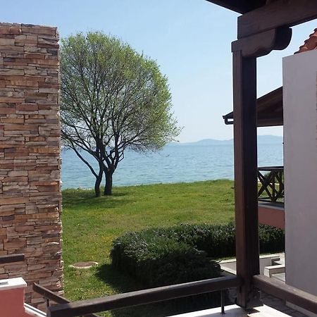 Beachfront Stylish Maisonette In Ієрісос Екстер'єр фото