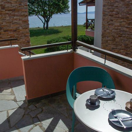 Beachfront Stylish Maisonette In Ієрісос Екстер'єр фото