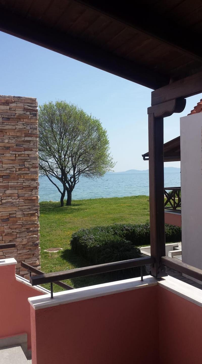 Beachfront Stylish Maisonette In Ієрісос Екстер'єр фото