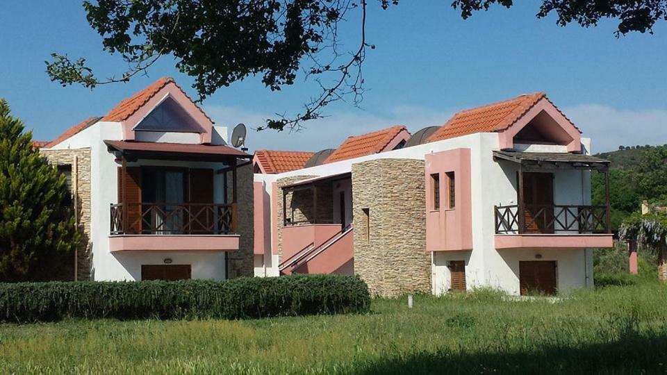 Beachfront Stylish Maisonette In Ієрісос Екстер'єр фото