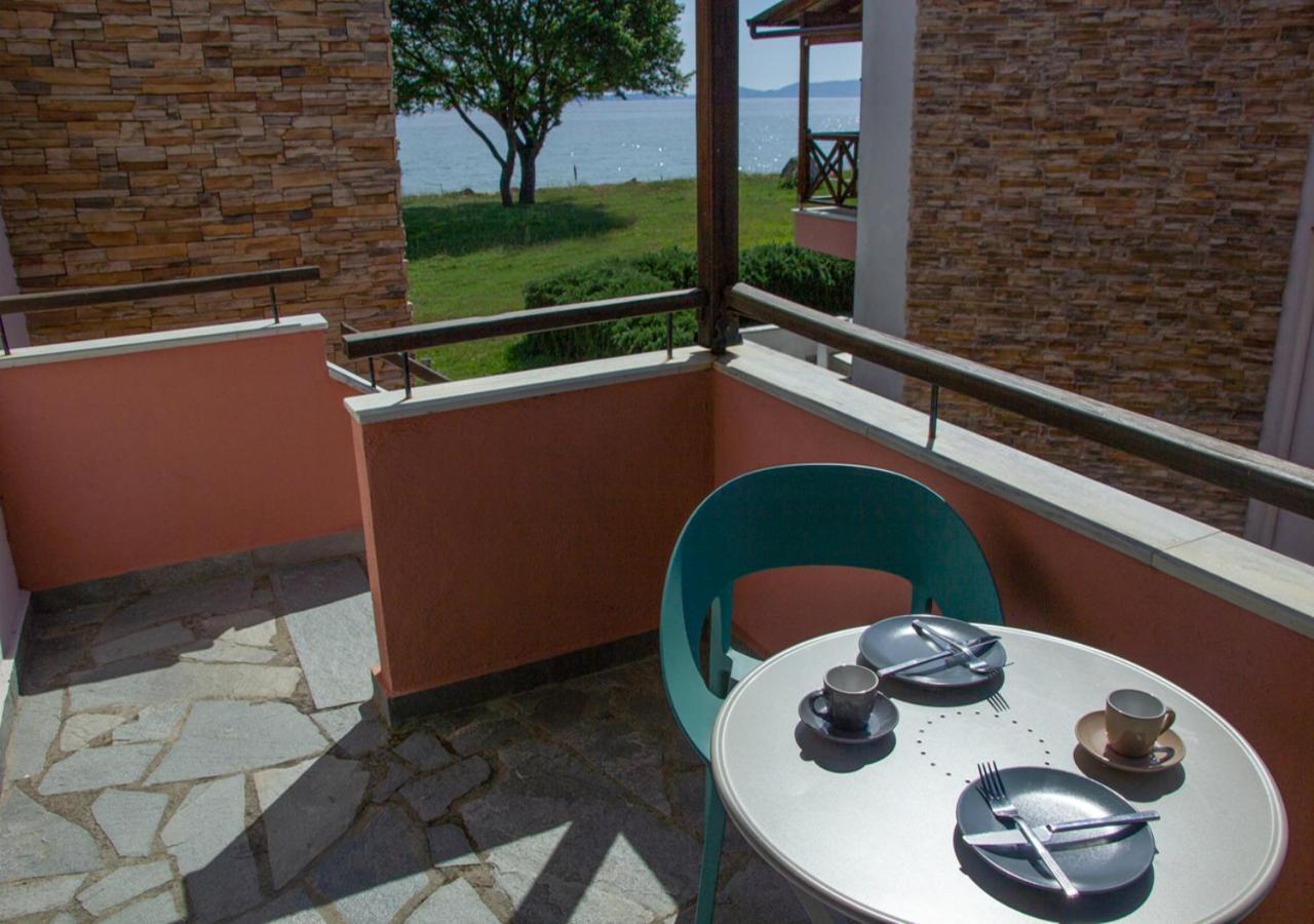 Beachfront Stylish Maisonette In Ієрісос Екстер'єр фото