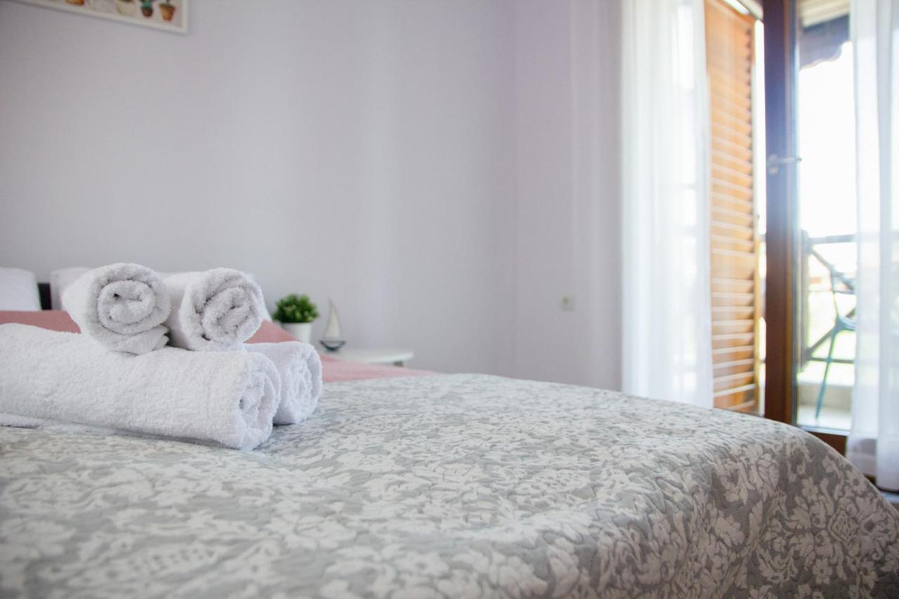 Beachfront Stylish Maisonette In Ієрісос Екстер'єр фото