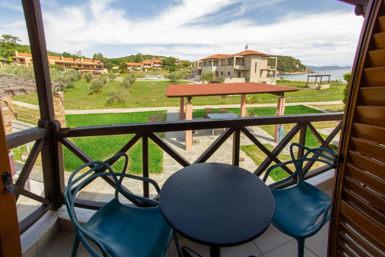 Beachfront Stylish Maisonette In Ієрісос Екстер'єр фото